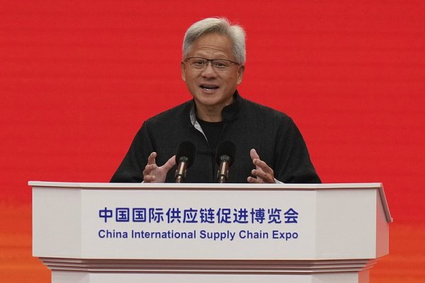 华信投资 身穿唐装、中文演讲，黄仁勋在链博会上说了啥？